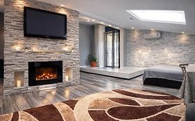 Stone City Apartment In Park Zone
